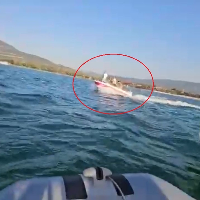 İznik Gölü'nde  bottan düşen 3 kişiyi vatandaşlar kurtardı:  Olay anı kamer...