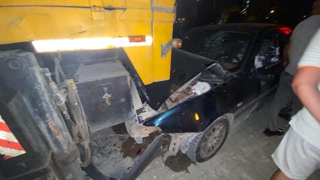 Osmaniye'de otomobil park halindeki vince çarptı: 1 yaralı