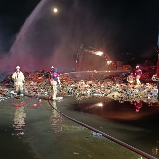 İzmir'de kağıt fabrikasının deposunda yangın (2)