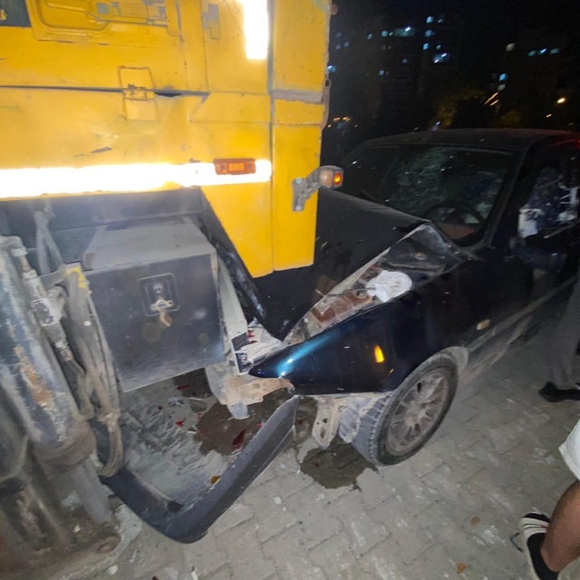 Osmaniye'de otomobil park halindeki vince çarptı: 1 yaralı