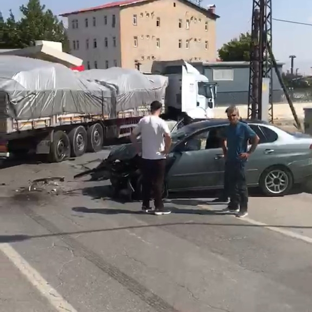 Muş'ta tır ile otomobil çarpıştı: 1 yaralı