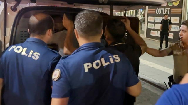 Biri oynayarak, diğeri zorla gözaltına alındı: ilginç anlar kamerada
Kendi söyleyip kendi oynayan şüpheli, polisleri de şaşırttı