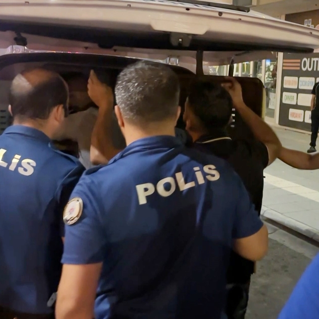 Biri oynayarak, diğeri zorla gözaltına alındı: ilginç anlar kamerada
Kendi...