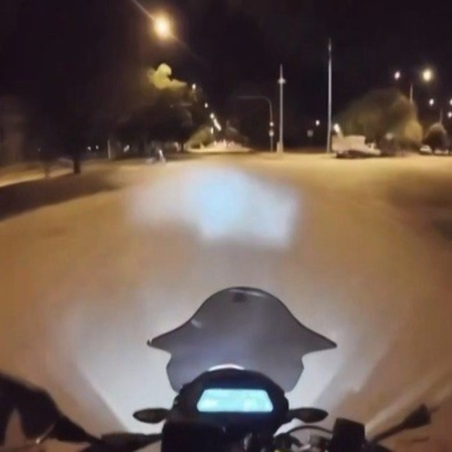 Erzincan'da iki motosikletin çarpışma anı kask kamerasına yansıdı
