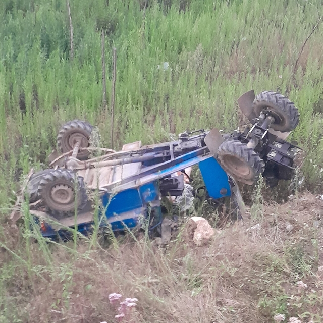 Seyir halinde kilitlenen patpatla kaza yaptı: 1 yaralı