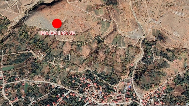 Üzümlü'de heyelan riski nedeniyle tahliye uyarısı
Erzincan'ın Üzümlü ilçesinde toprak hareketliliği paniğe neden oldu: tahliye uyarısı
