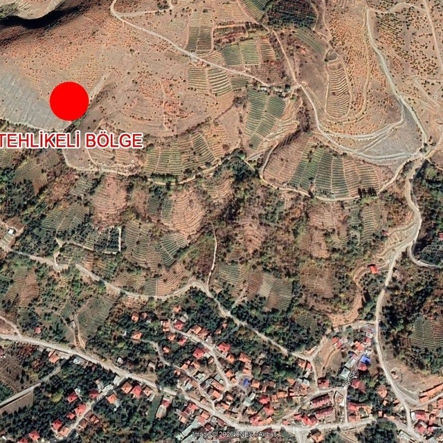 Üzümlü'de heyelan riski nedeniyle tahliye uyarısı
Erzincan'ın Üzümlü ilçesi...