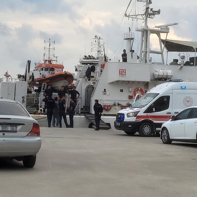 Karadeniz'de su alan gemi batma tehlikesi geçirdi, 13 mürettebat tahliye ed...