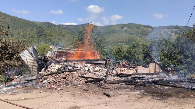 Kastamonu'da alevlere teslim olan ev küle döndü