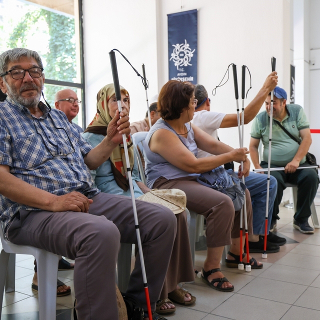 Başkan Çerçioğlu'ndan görme engelli vatandaşlara beyaz baston desteği