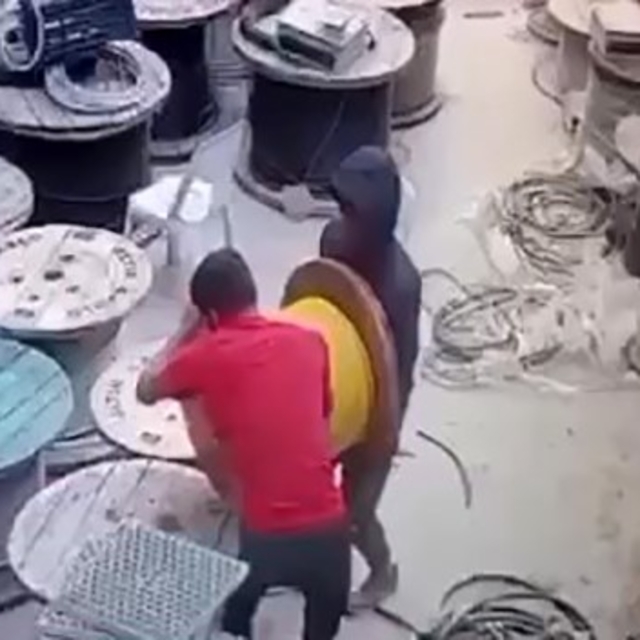 Konteynerlerden kablo vurgunu yaparken kameralara yakalanan suç makineleri...