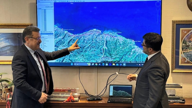 150 yıllık hayalde sona doğru
Trabzon'un yaklaşık 150 yıllık şehir içi ulaşım ve trafik sorununa çözüm olması hedeflenen raylı sistem projesinde önemli bir aşamaya gelindi
Trabzon'da raylı sistem için temel 1 Eylül'de atılıyor
Trabzon Büyükşehir Belediye Başkanı Ahmet Metin Genç, "Şehrimizin 150 yıllık şehir içi ulaşım ve trafik sorununu çözecek bir proje. Çok ciddi bir proje. İki yıldır çok ciddi emek verdik"