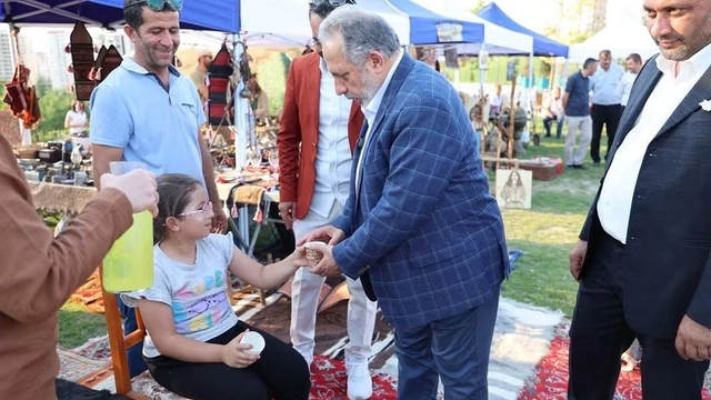 Türkiye'nin en büyük antika fuarı Talas'ta açıldı
Talas Belediye Başkanı Mustafa Yalçın:
"24 ilden 80'in üzerinde antika meraklısını ve aynı zamanda koleksiyoneri bir yere toplamak önemli bir hizmet"