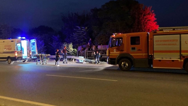 Dörtyol'da devrilen tırın sürücüsü yaralandı