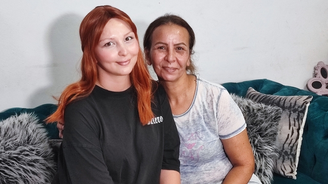 Anne  ve kızı 14 yıl arayla yakalandıkları meme kanserini yendi
Genç kız kanseri yendiğini öğrenince şehirde araç konvoyu yapıp bu durumu düğün gibi kutladı