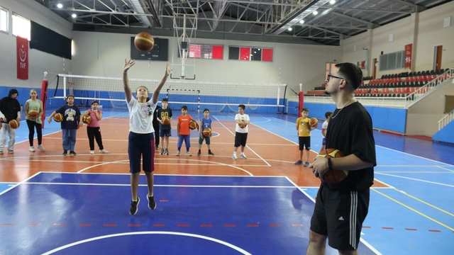 İşitme engelli Koç Fikret Sözen, parkenin yıldızlarını yetiştiriyor
Antrenör Fikret Sözen:
"Onlar benim evlatlarım, sahip çıkıyorum"
"Dudaklarını okuyarak iletişim kuruyorum"
"Sokakta öğrendim, avrupa şampiyonu oldum"
"İşaret dili öğrenmek isterlerse seve seve öğretirim"
Çocuğu basketbol eğitimi alan Nevriye Kahraman:
"İşitme engeli spora ve sporu öğretmeye engel değil."