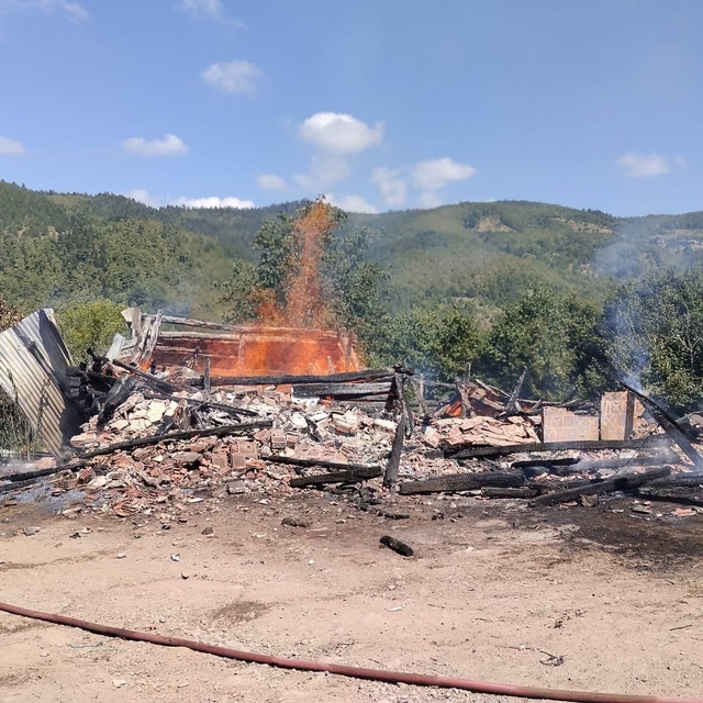 Kastamonu'da alevlere teslim olan ev küle döndü