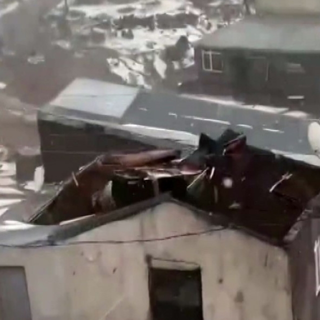 Ardahan'da şoke eden görüntüler; Şiddetli fırtına çatıları uçurdu, göz gözü...