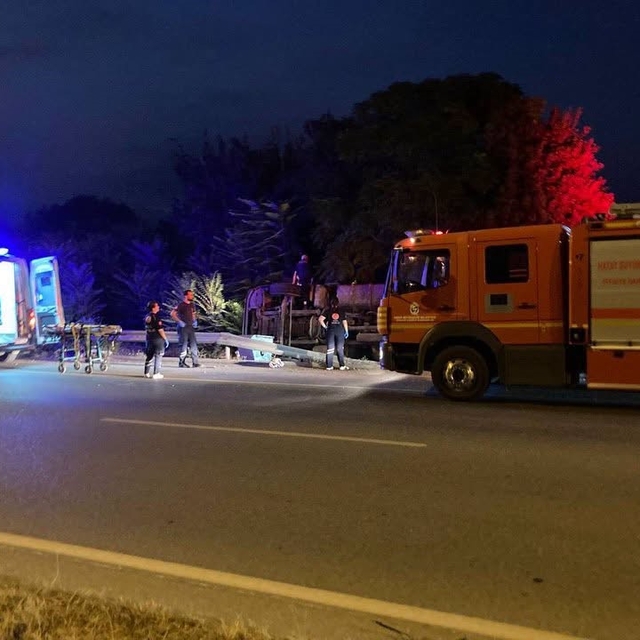 Dörtyol'da devrilen tırın sürücüsü yaralandı