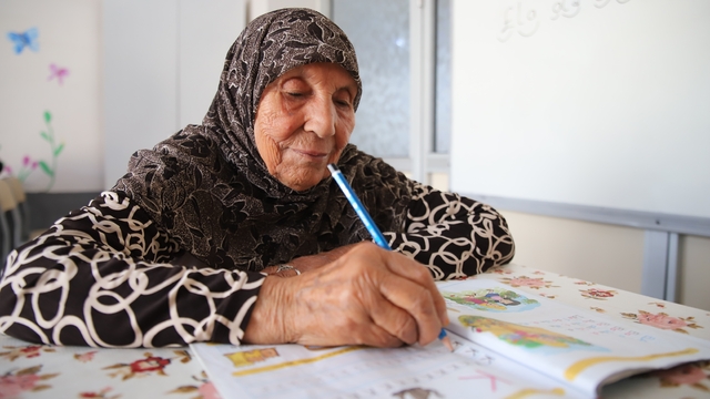 Hayalini kurduğu okuma-yazmayı 78 yaşında öğrendi