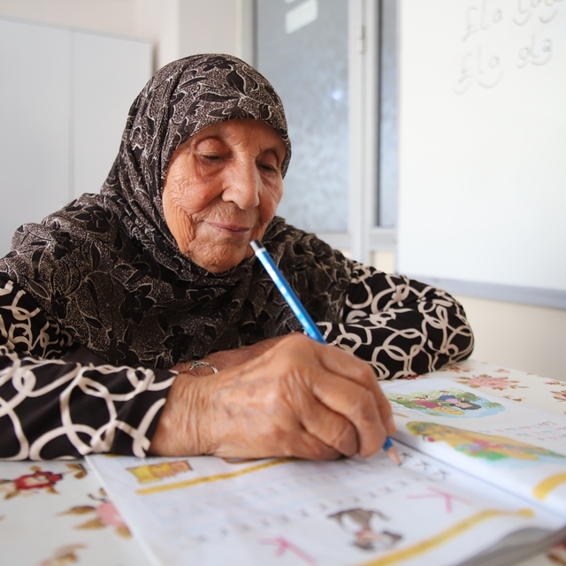Hayalini kurduğu okuma-yazmayı 78 yaşında öğrendi