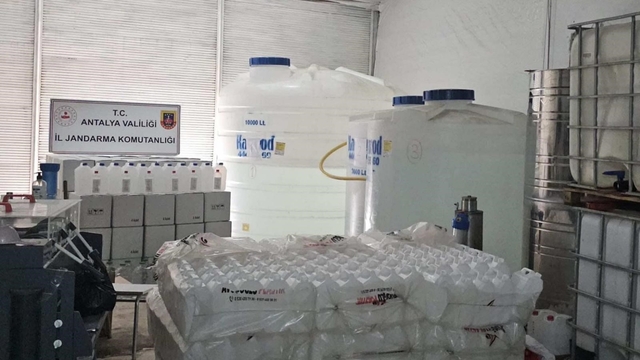 Kolonya imalatı adı altında sahte içki üretilen iş yerine operasyon