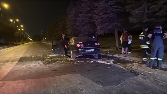 Eskişehir'de seyir halindeki otomobil alev aldı
Otomobildeki 2 kişi yangından yara almadan kurtuldu