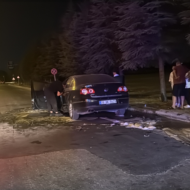Eskişehir'de seyir halindeki otomobil alev aldı
Otomobildeki 2 kişi yangınd...