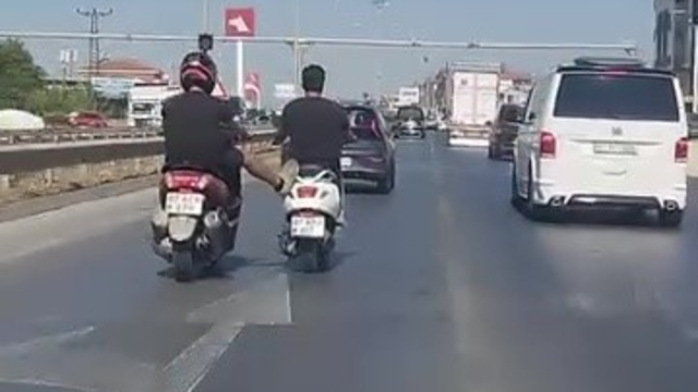 Kara yolunda seyir halindeyken ayağıyla önündeki motosikleti itmeye çalıştı
Motosiklet sürücülerinin tehlikeli yolculuğu