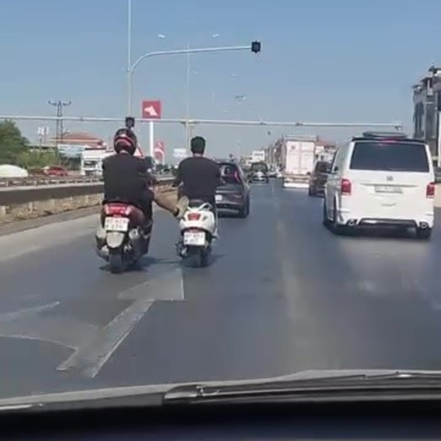 Kara yolunda seyir halindeyken ayağıyla önündeki motosikleti itmeye çalıştı...