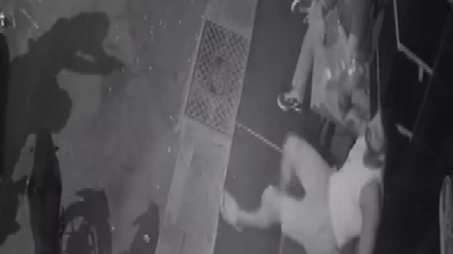 Yanlış 'Doğan'a yanlış kurşun: O anlar kamerada
Motosikletle geldi, 'Doğan sen misin' deyip ateş etti; o anlar kamerada
Kendisini vuran saldırgana seslendi: "Kırılmadık kemiğini bırakmayacağım"
Yanlışlıkla vurulan spor salonu sahibinden 'kalibre' isyanı: "Bari 7,65 ile atsaydın"