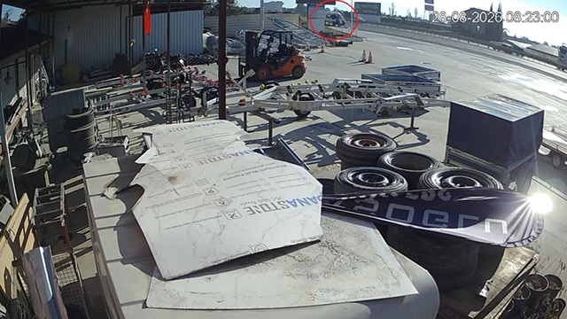 Hafif ticari aracın çarptığı motosikletteki 2 kişi yaralandı; kaza kamerada