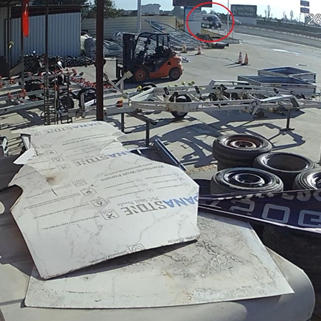 Hafif ticari aracın çarptığı motosikletteki 2 kişi yaralandı; kaza kamerada