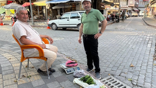 Yaşına rağmen tarlasında yetiştirdiği doğal ürünleri pazarda satıyor