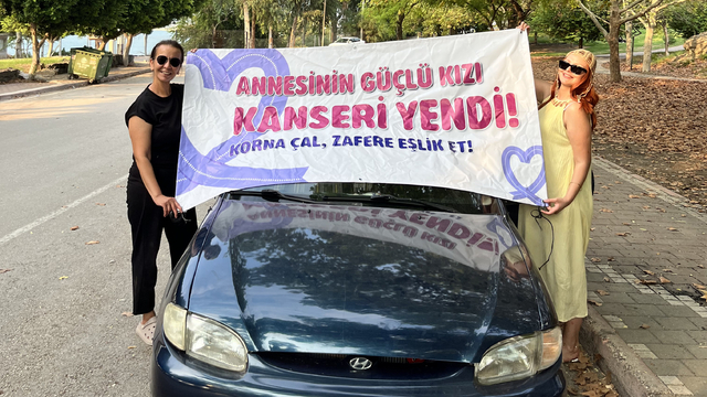 Meme kanserini yendi, aynı hastalığı atlatan annesiyle konvoyla şehir turu attı