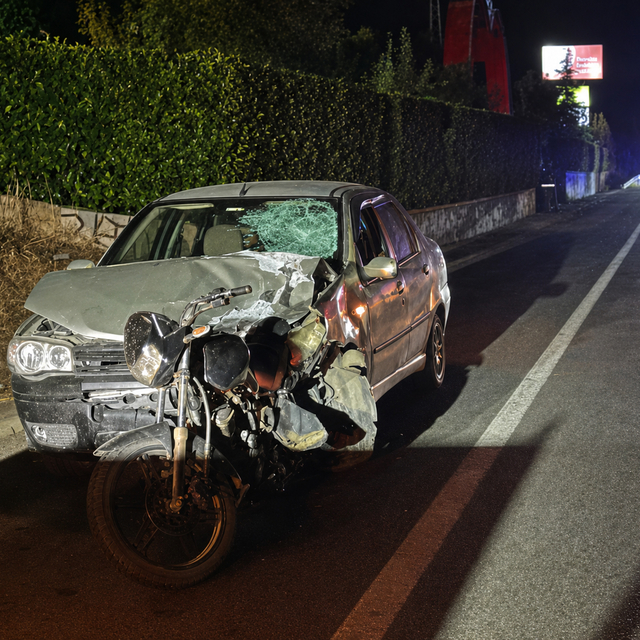 Otomobil motosiklete çarptı; 3 yaralı