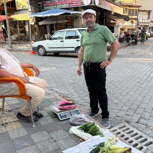 Yaşına rağmen tarlasında yetiştirdiği doğal ürünleri pazarda satıyor