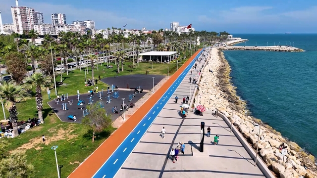 Mersin'in 560 bin metrekarelik Kültür Parkında bakım çalışmaları sürüyor