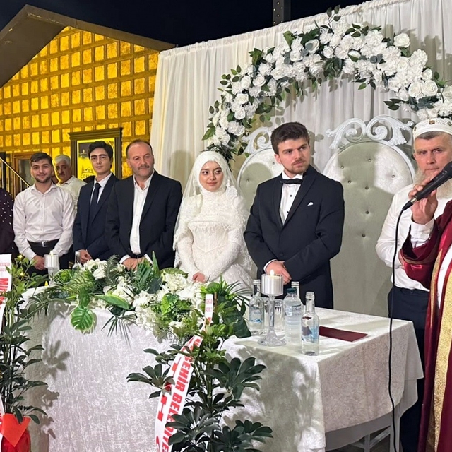 Cumhurbaşkanı Erdoğan genç hafızları unutmadı
Uzungöl'de hafız çiftin anlam...