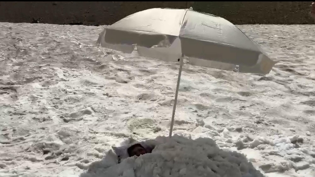 Çıktığı Ergan Dağı'nın zirvesinde arkadaşları kara gömdü