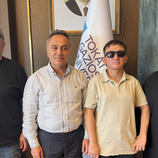 Türkiye 378'incisi olan görme engelli Taha, özel eğitim öğretmenliğini seçt...