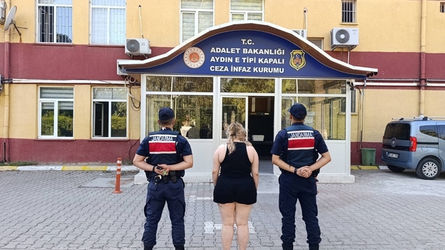 Uyuşturucu suçundan aranan genç kadın Kuşadası'nda yakalandı