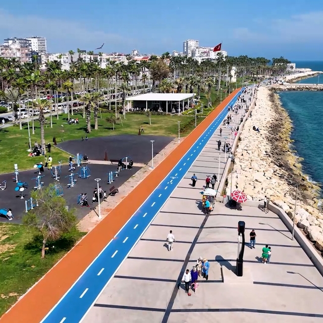 Mersin'in 560 bin metrekarelik Kültür Parkında bakım çalışmaları sürüyor