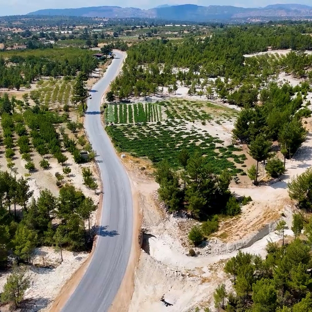 Mersin'de 4 mahalleyi birbirine bağlayan yol yenilendi