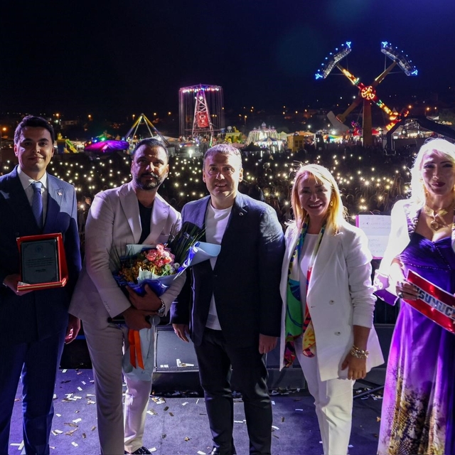 9 bin 600 nüfuslu ilçede düzenlenen Alişan konserini 25 bin kişi izledi