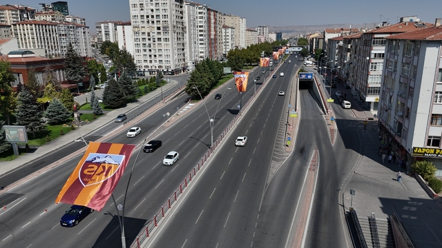 Memduh Başkan'dan maça davet
Kayseri'de 'Kayserispor' coşkusu: Kent takımın bayrakları ile donatıldı