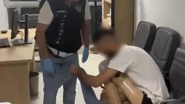 Protez bacağından uyuşturucu çıktı: 830 gram metamfetamin ele geçirildi