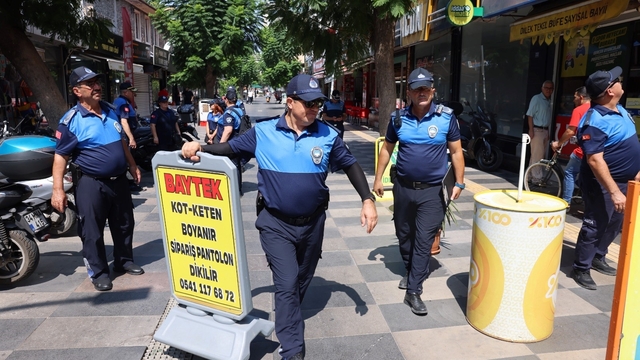 Akdeniz'de kaldırım işgallerine zabıta denetimi