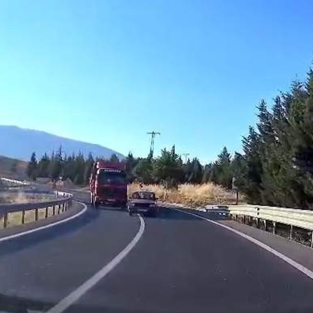 Virajda hatalı sollama faciaya davetiye çıkarıyordu: Kafa kafaya çarpışmada...