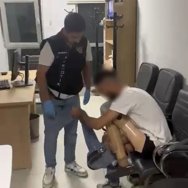 Protez bacağından uyuşturucu çıktı: 830 gram metamfetamin ele geçirildi